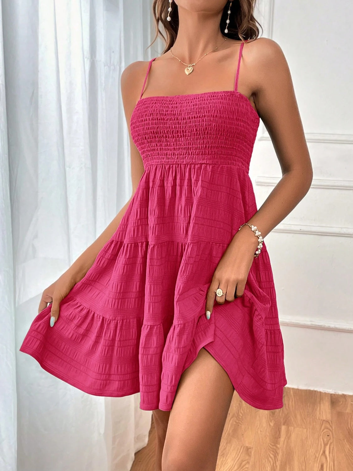 Vestido mini sin mangas con frunces y capas