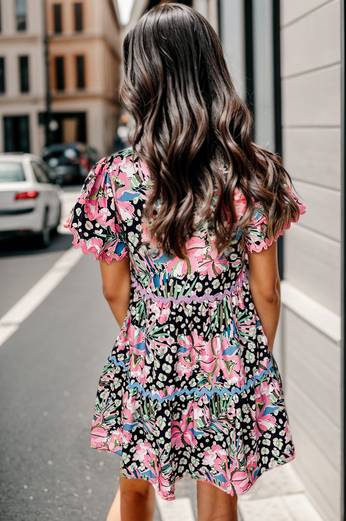 Vestido mini de manga corta con dobladillo con volantes y estampado