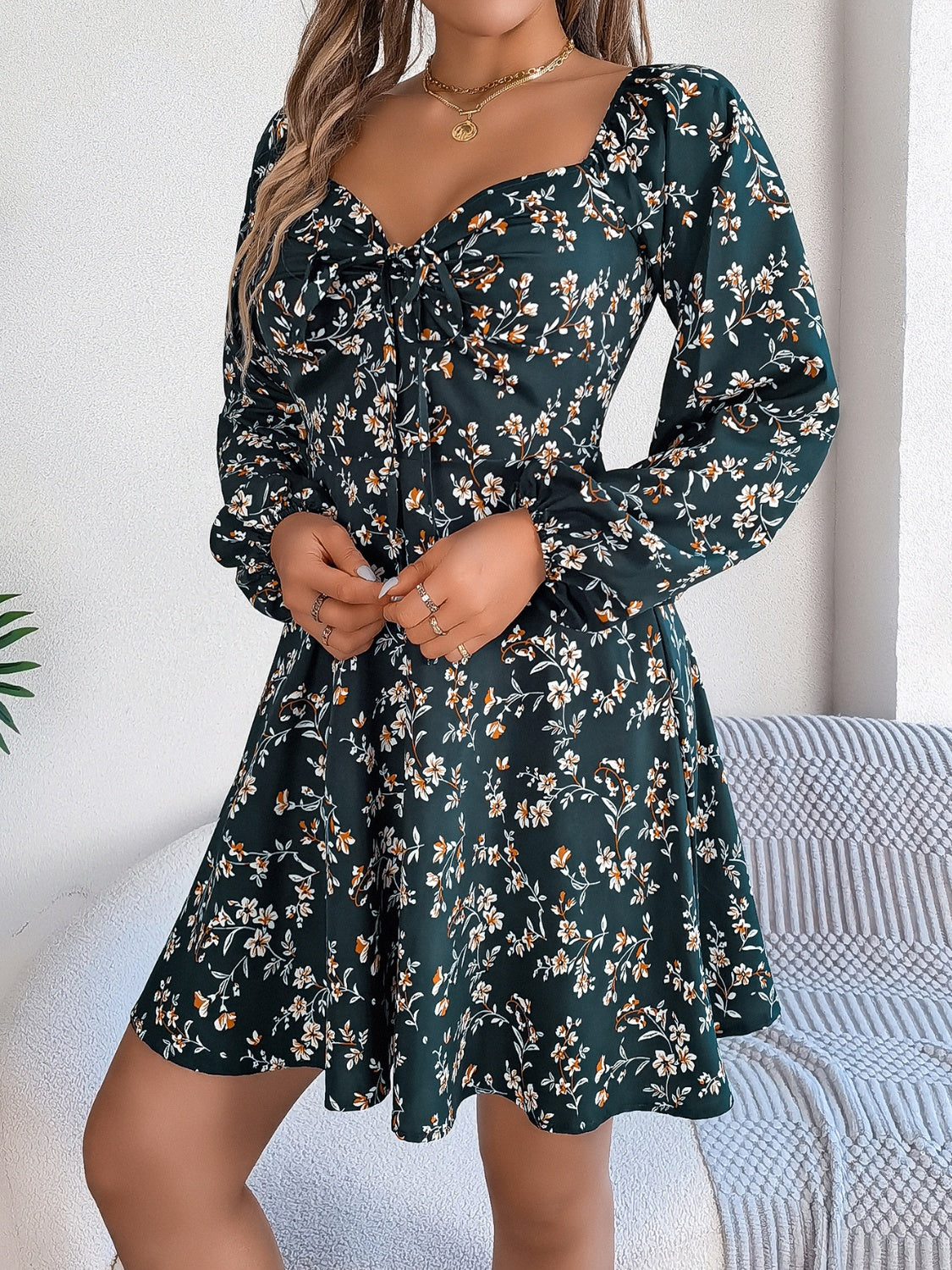 Vestido mini con mangas abullonadas y escote en forma de corazón estampado