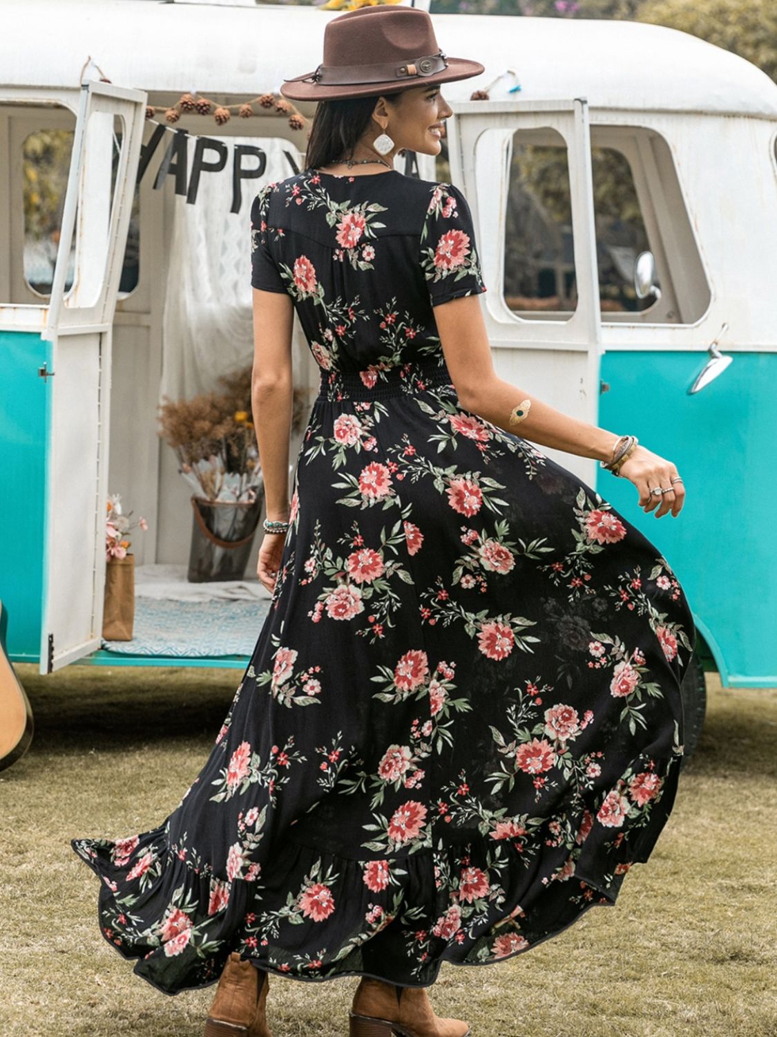 Vestido de manga corta con escote en V y estampado dividido