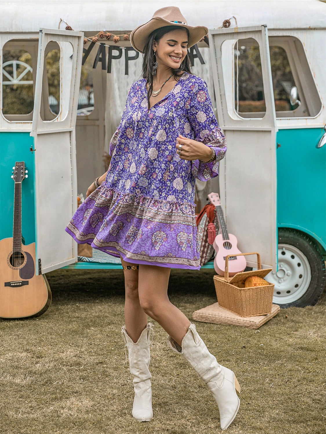 Vestido mini con lazo en el cuello y flores