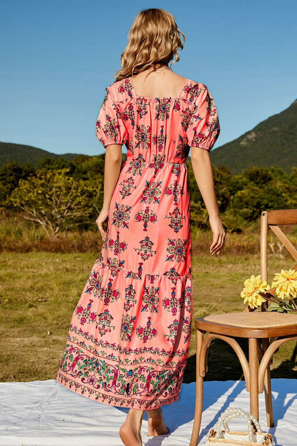 Vestido largo con capas y mangas abullonadas fruncidas con estampado floral