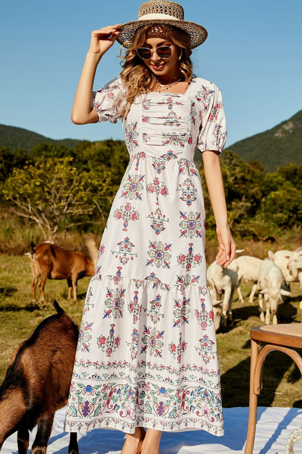 Vestido largo con capas y mangas abullonadas fruncidas con estampado floral