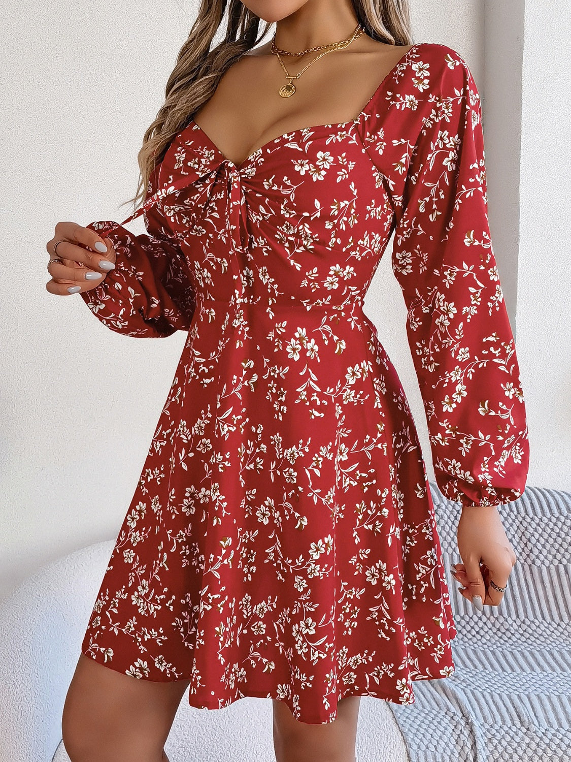 Vestido mini con mangas abullonadas y escote en forma de corazón estampado