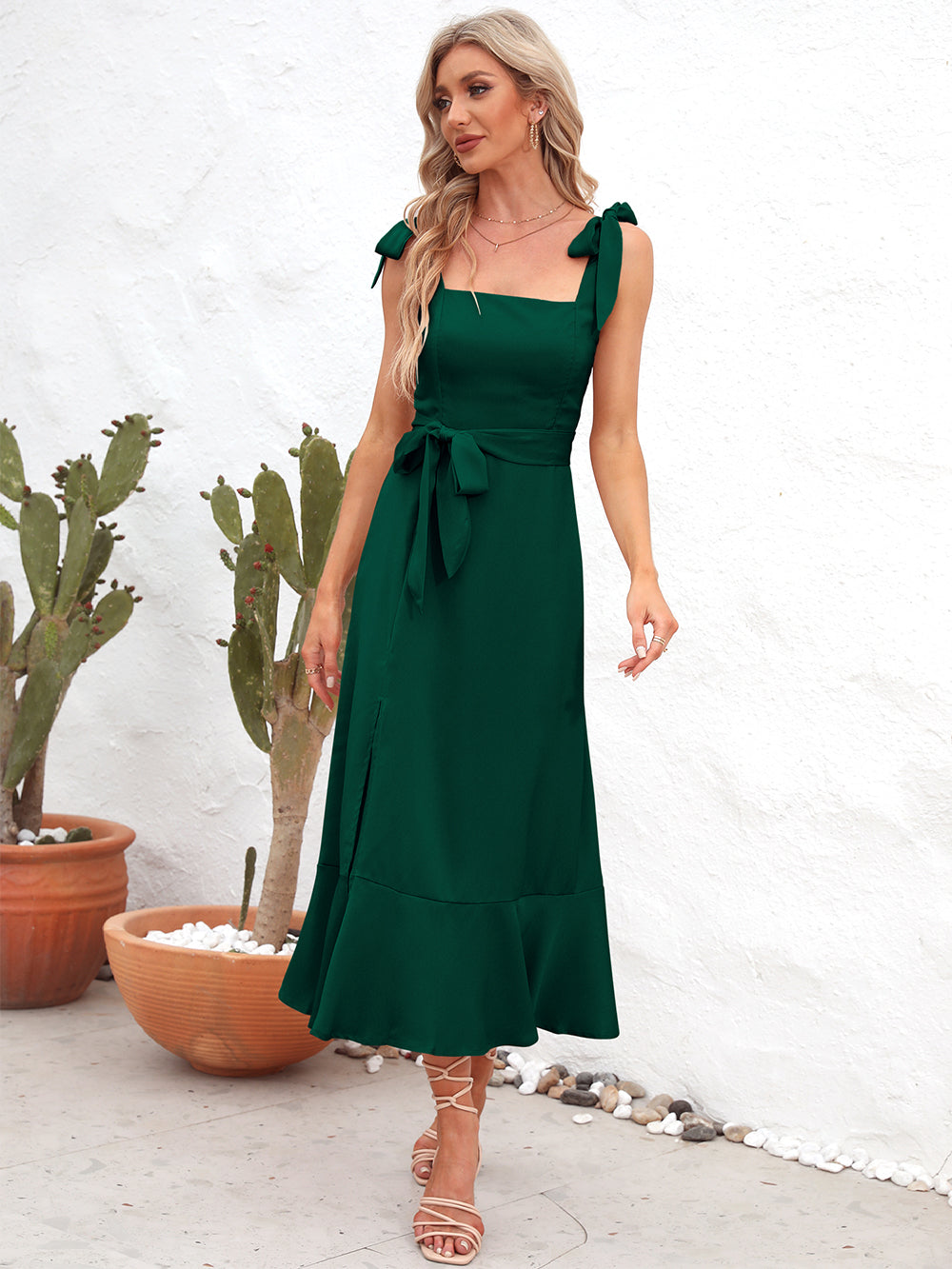 Vestido midi con escote cuadrado y tirantes anudados