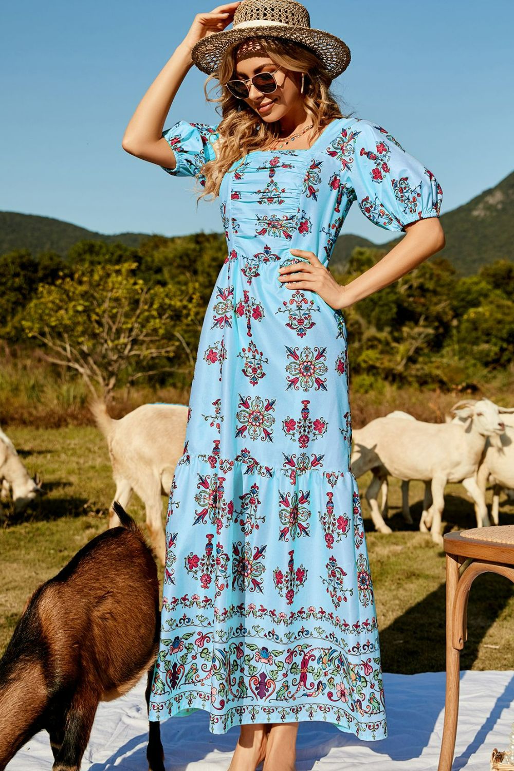 Vestido largo con capas y mangas abullonadas fruncidas con estampado floral