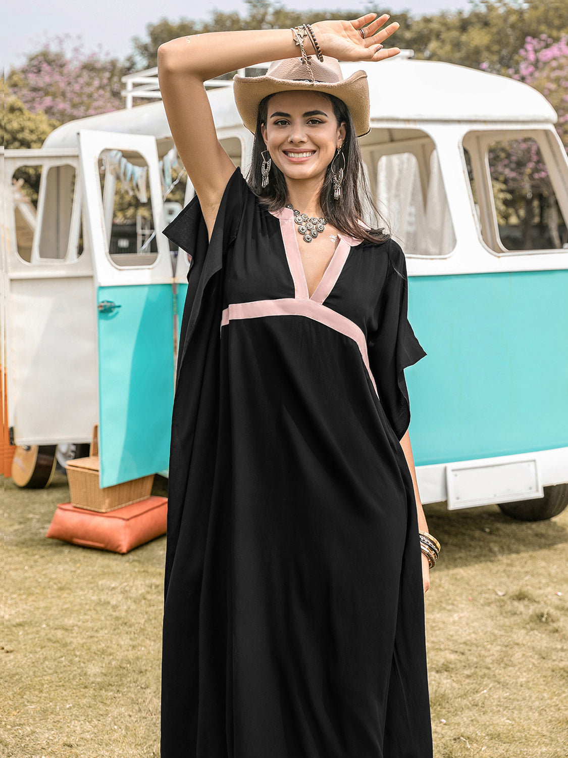 Vestido midi de manga corta con abertura y muescas con ribete en contraste