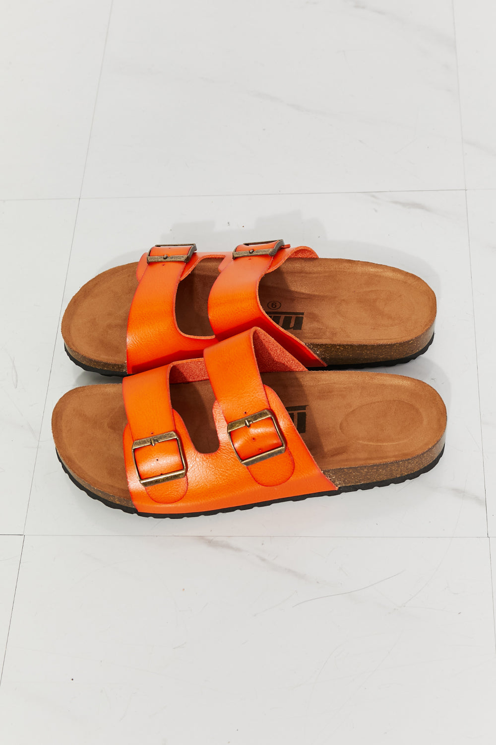 Sandalias con doble tira Feeling Alive de MMShoes en color naranja