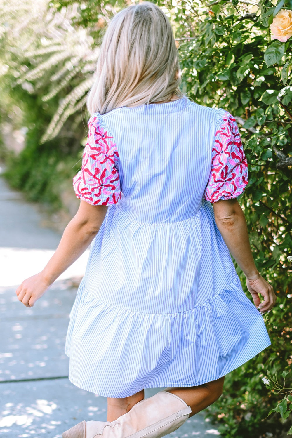 Vestido de manga corta con muescas y rayas bordadas