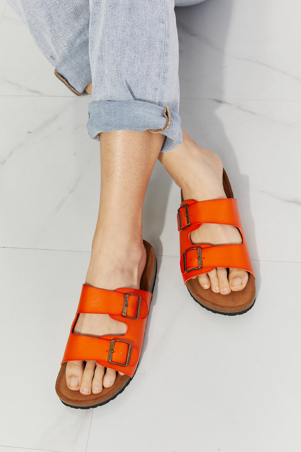 Sandalias con doble tira Feeling Alive de MMShoes en color naranja