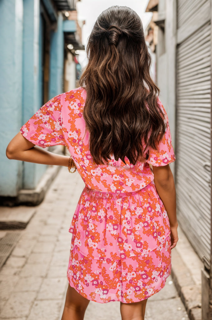 Vestido con escote en V y capas con estampado fruncido