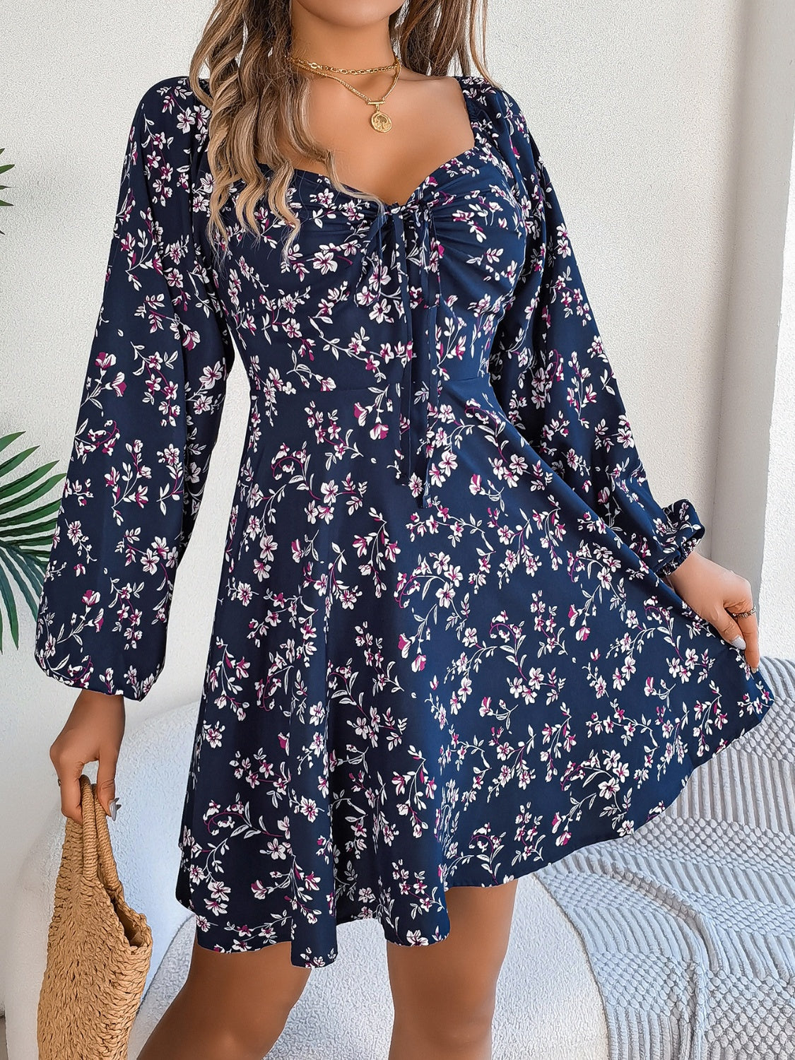 Vestido mini con mangas abullonadas y escote en forma de corazón estampado