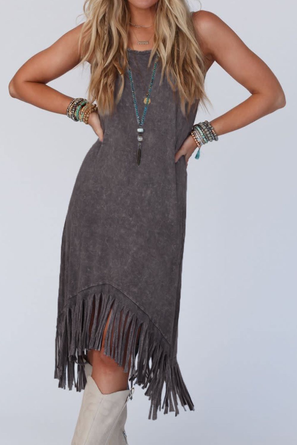 Vestido midi sin mangas con cuello redondo y borlas