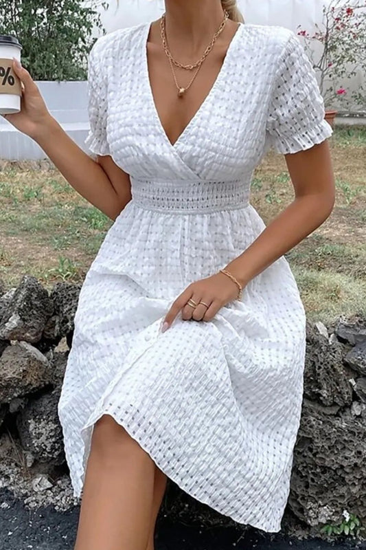 Vestido cruzado de manga corta con textura