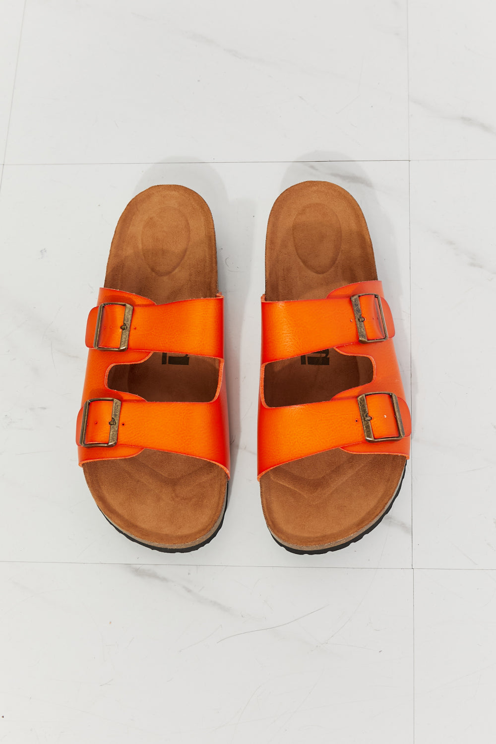 Sandalias con doble tira Feeling Alive de MMShoes en color naranja