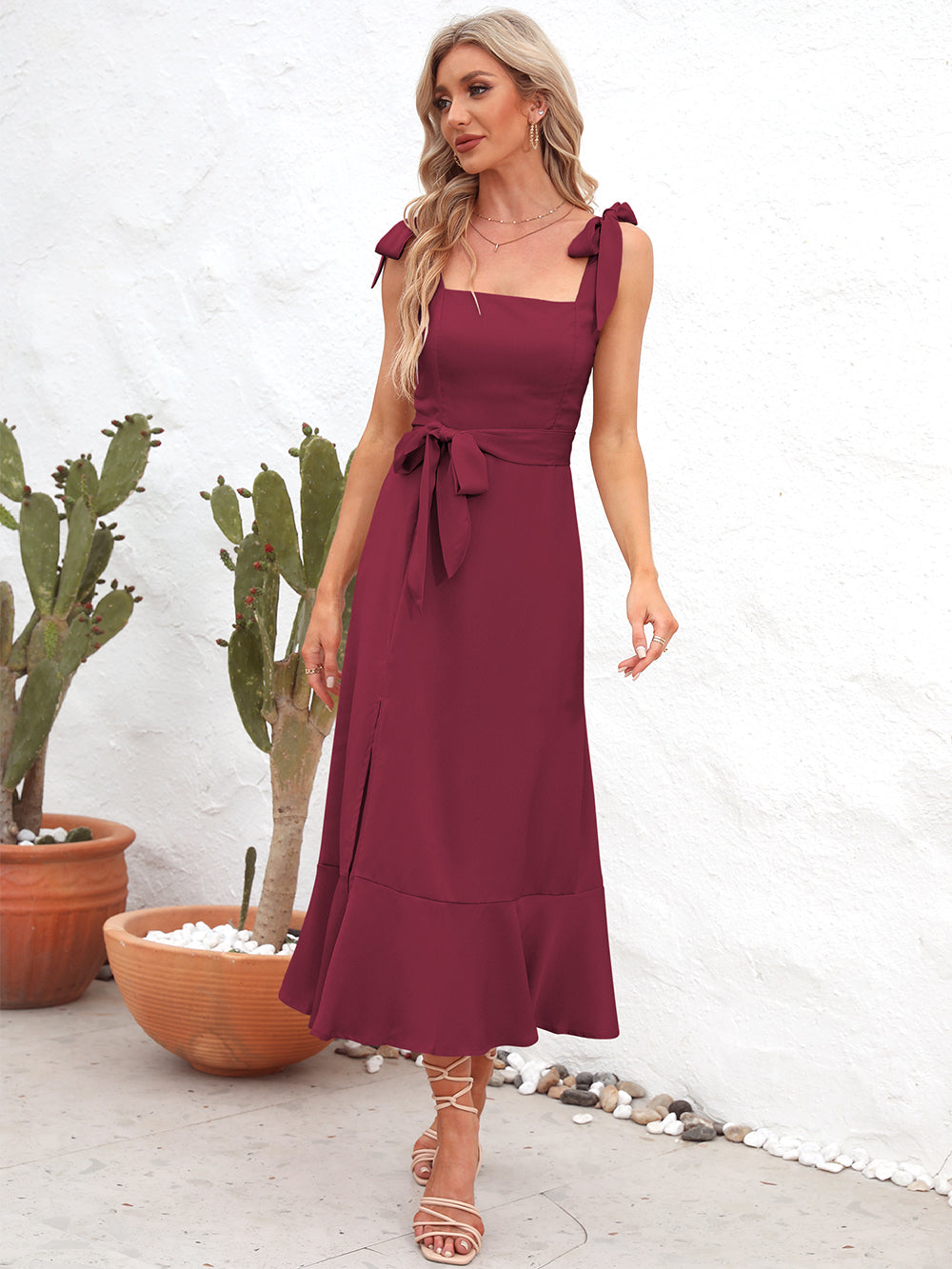 Vestido midi con escote cuadrado y tirantes anudados