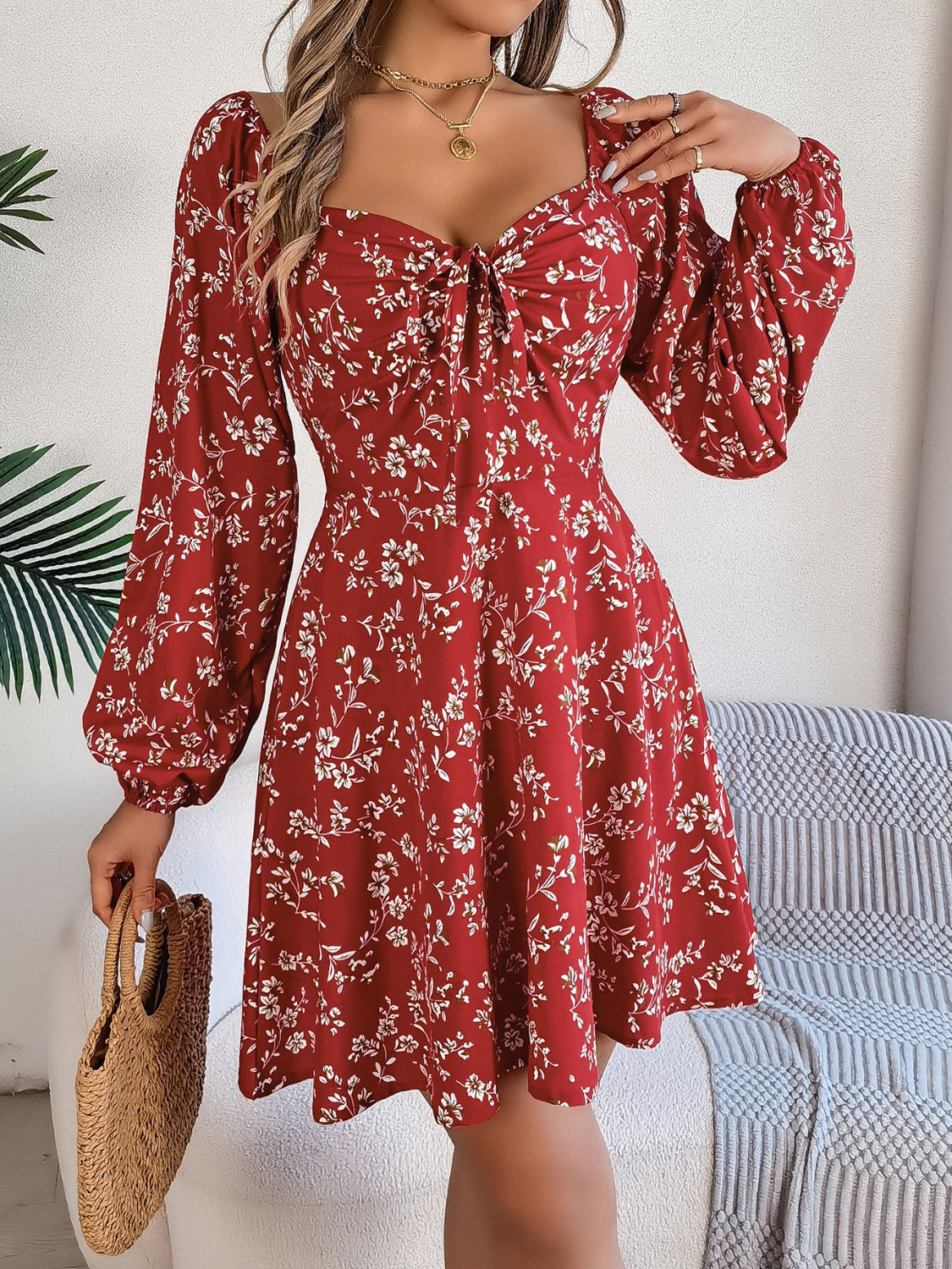 Vestido mini con mangas abullonadas y escote en forma de corazón estampado