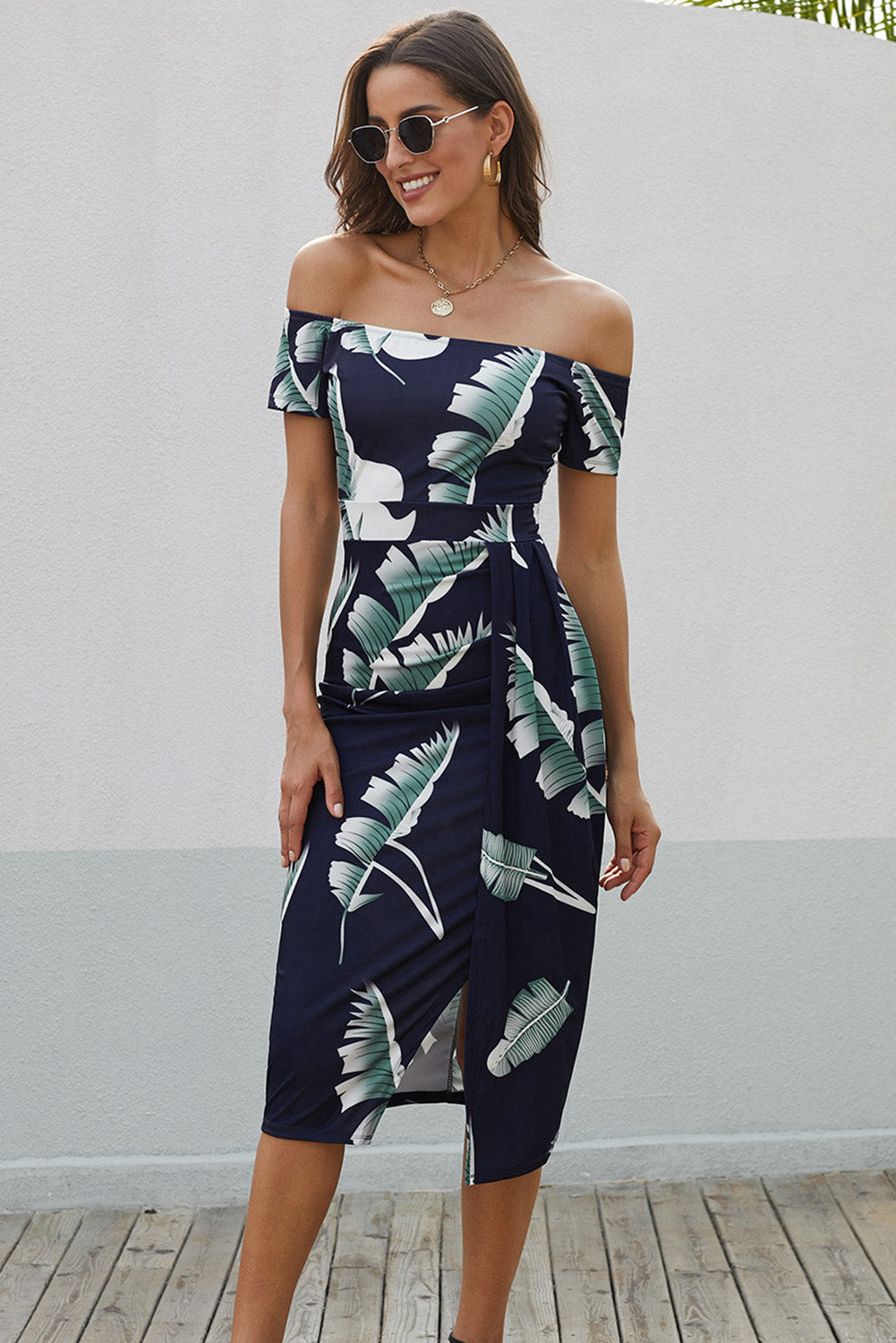 Vestido midi con hombros descubiertos y estampado con aberturas