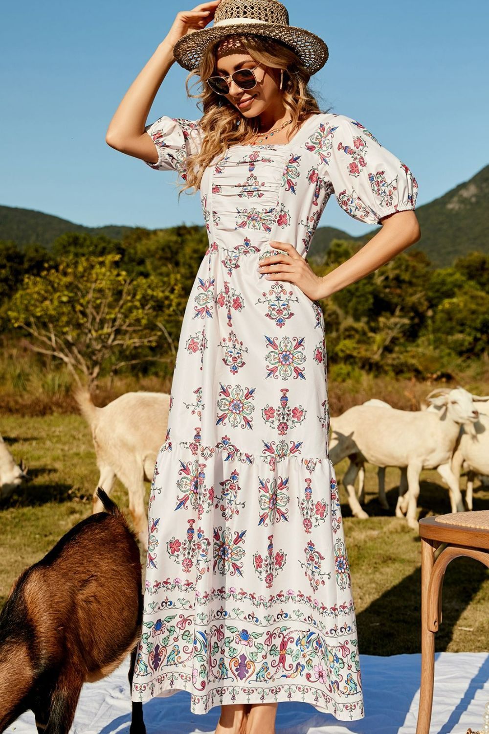 Vestido largo con capas y mangas abullonadas fruncidas con estampado floral