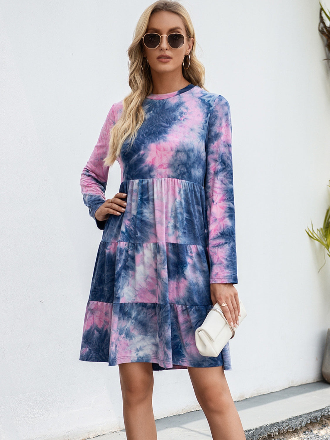 Vestido con cuello redondo, manga larga y capas con efecto tie-dye de Ivy Lane