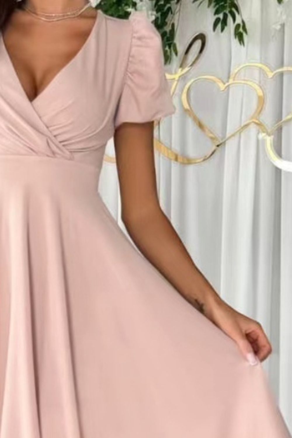 Vestido midi cruzado con mangas abullonadas