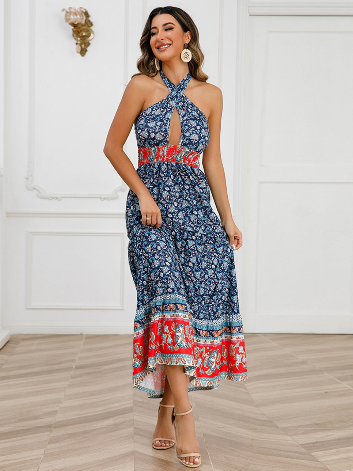 Vestido con cuello halter y estampado fruncido