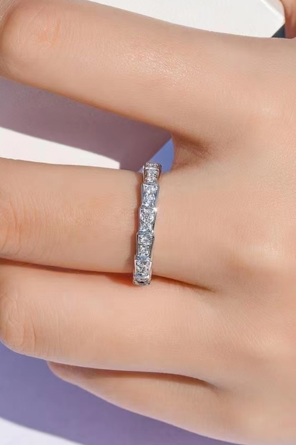 Anillo de moissanita brillante bañado en platino de 3 quilates