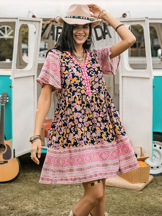 Vestido de manga corta con escote en V y estampado