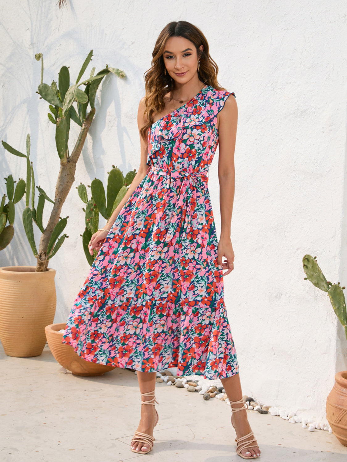 Vestido midi de un solo hombro con estampado de volantes