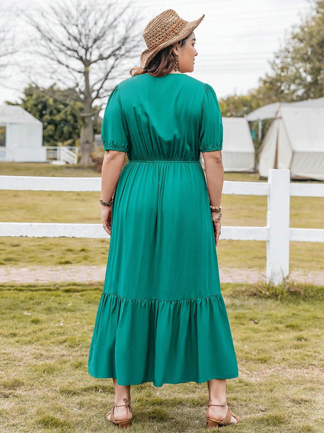 Vestido de talla grande con escote en V, manga corta y dobladillo con volantes