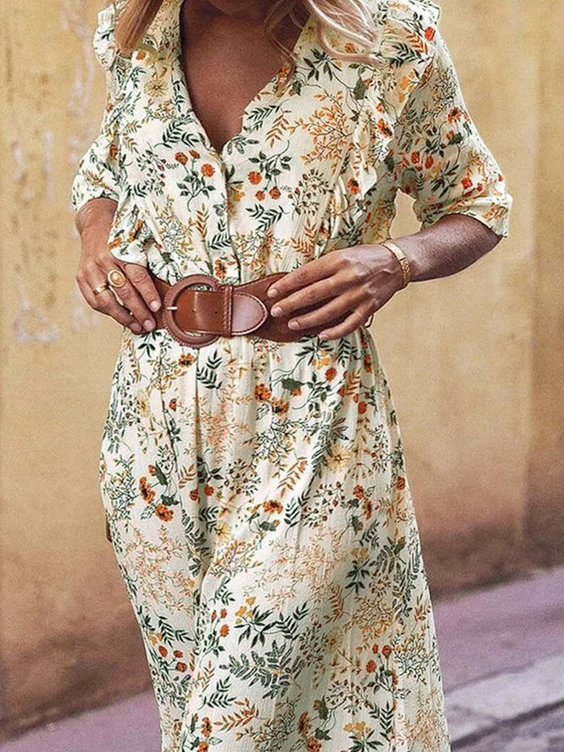 Vestido con mangas con volantes y aberturas florales