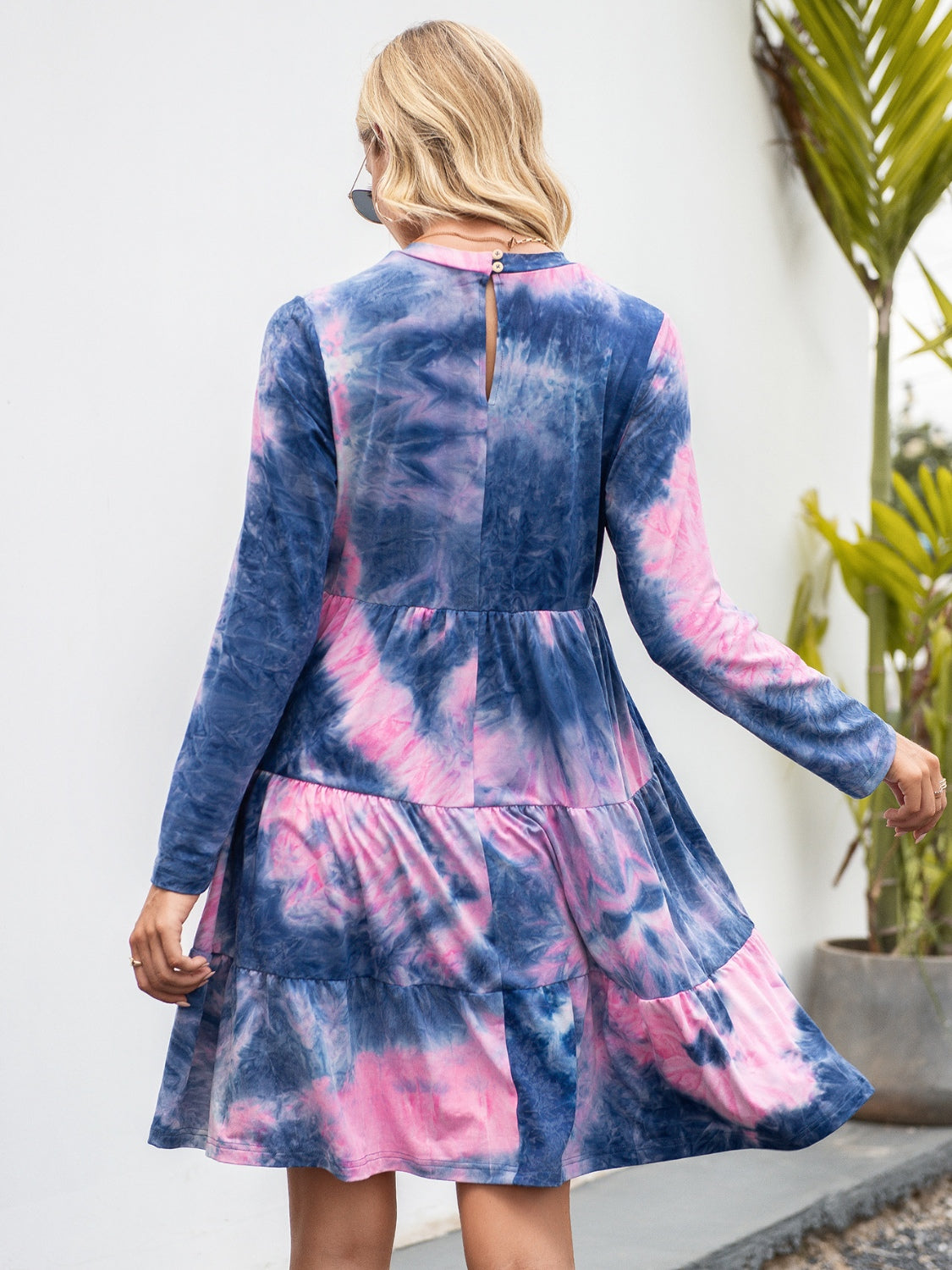 Vestido con cuello redondo, manga larga y capas con efecto tie-dye de Ivy Lane