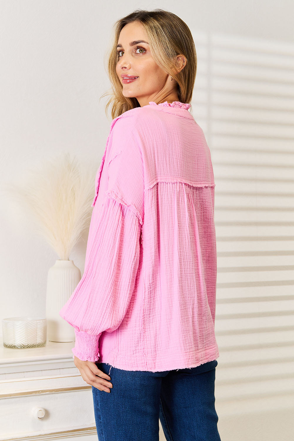 Blusa con cuello entallado y botones con costuras expuestas de Double Take