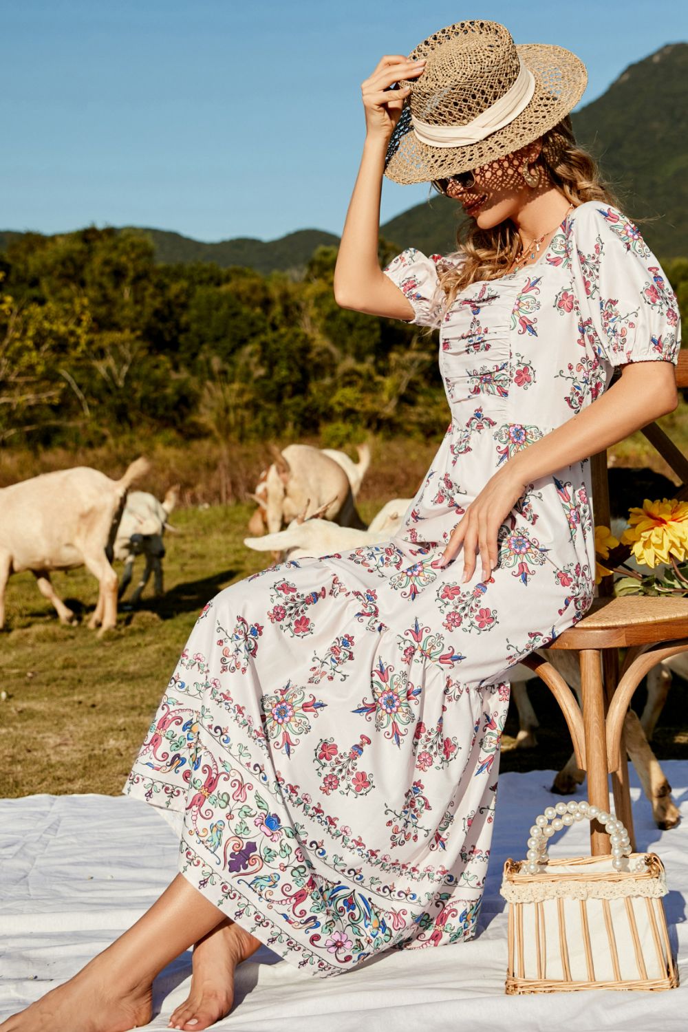 Vestido largo con capas y mangas abullonadas fruncidas con estampado floral