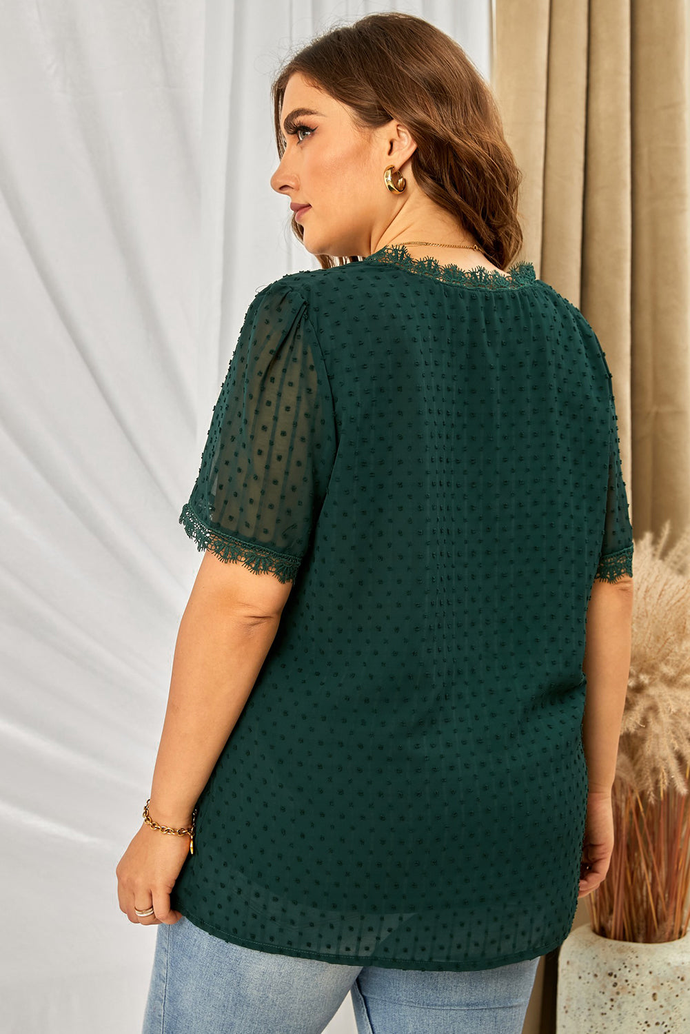 Blusa de encaje con escote en V y lunares suizos en talla grande