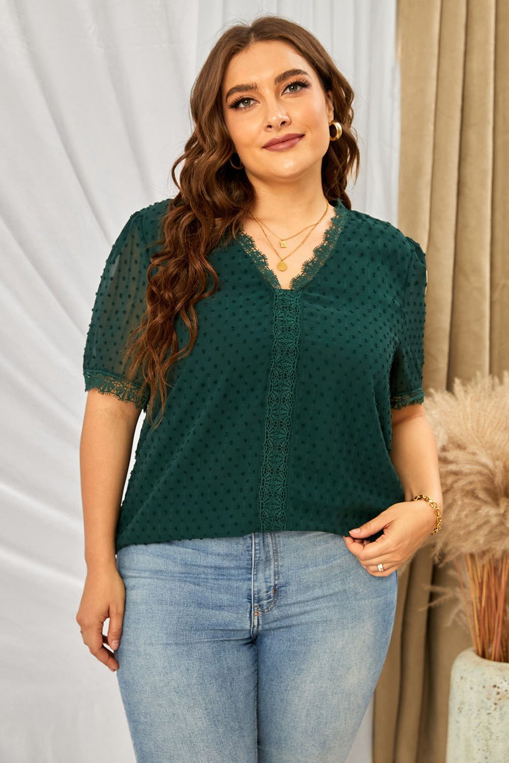 Blusa de encaje con escote en V y lunares suizos en talla grande