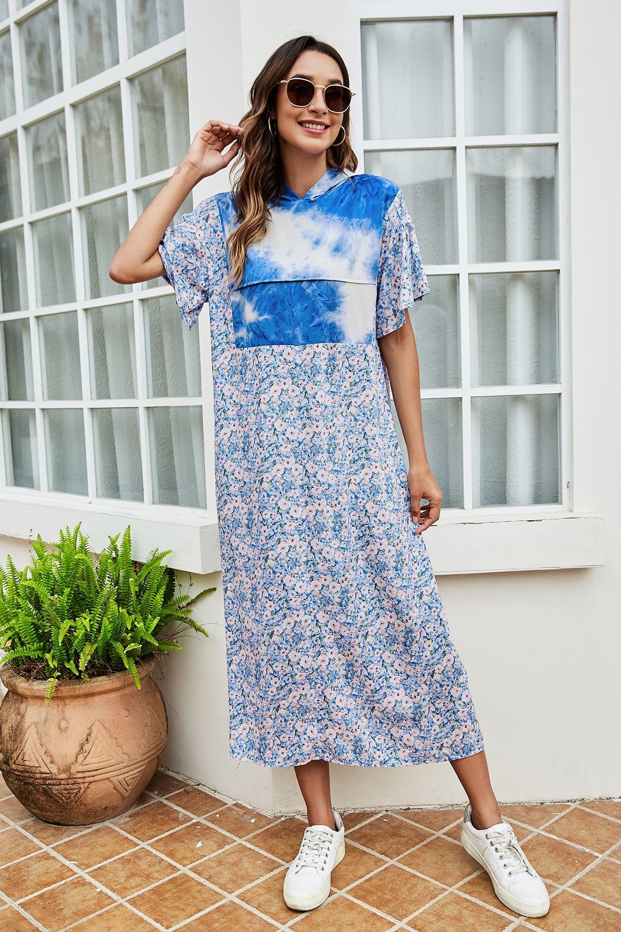 Vestido con capucha y mangas onduladas con estampado floral y efecto tie-dye