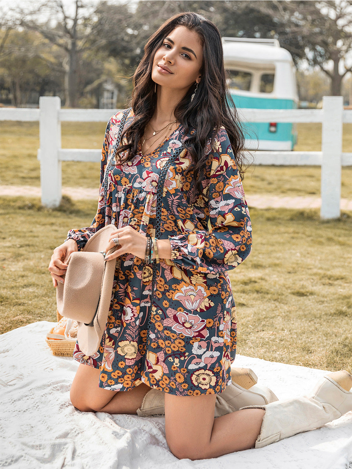 Vestido de manga larga con escote en V y estampado floral