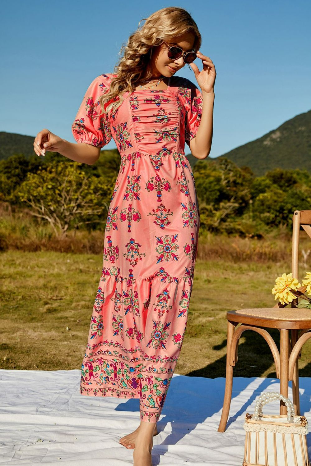 Vestido largo con capas y mangas abullonadas fruncidas con estampado floral