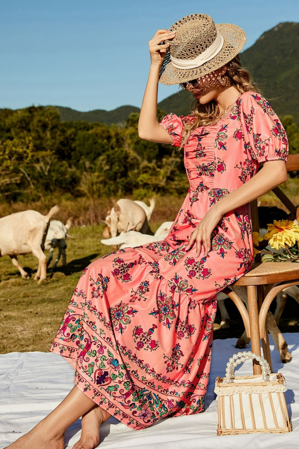 Vestido largo con capas y mangas abullonadas fruncidas con estampado floral