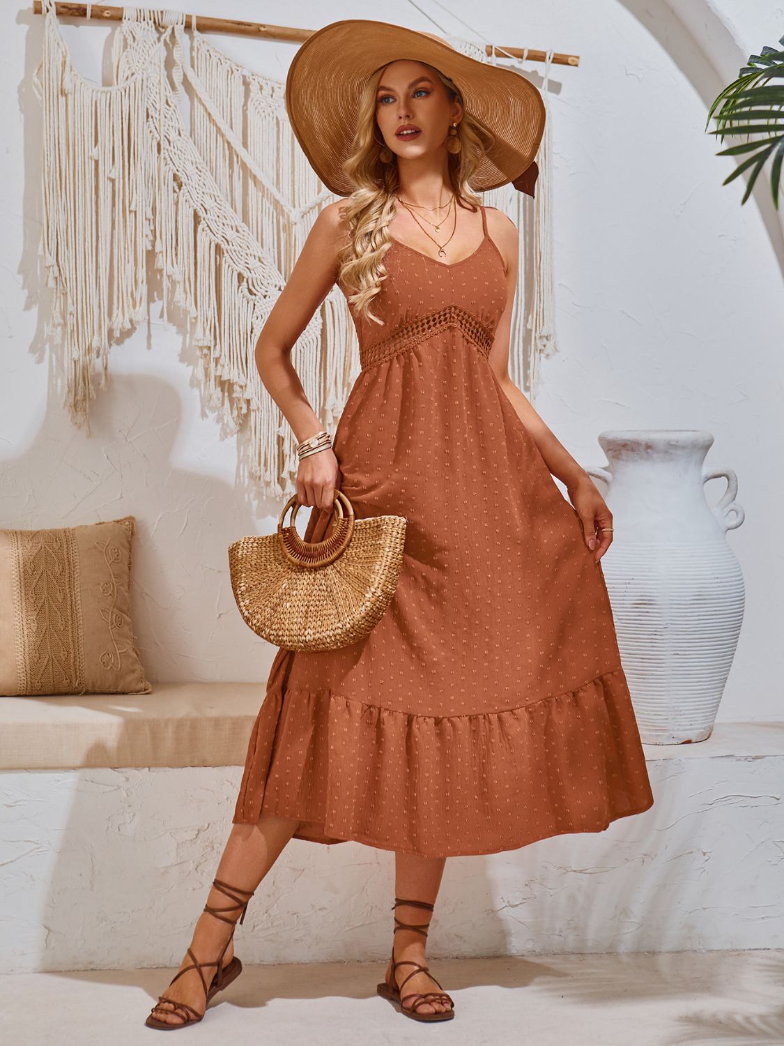 Vestido camisero con escote en V y lunares suizos