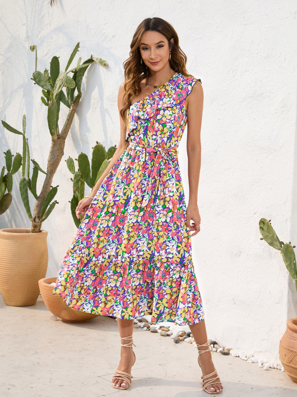 Vestido midi de un solo hombro con estampado de volantes