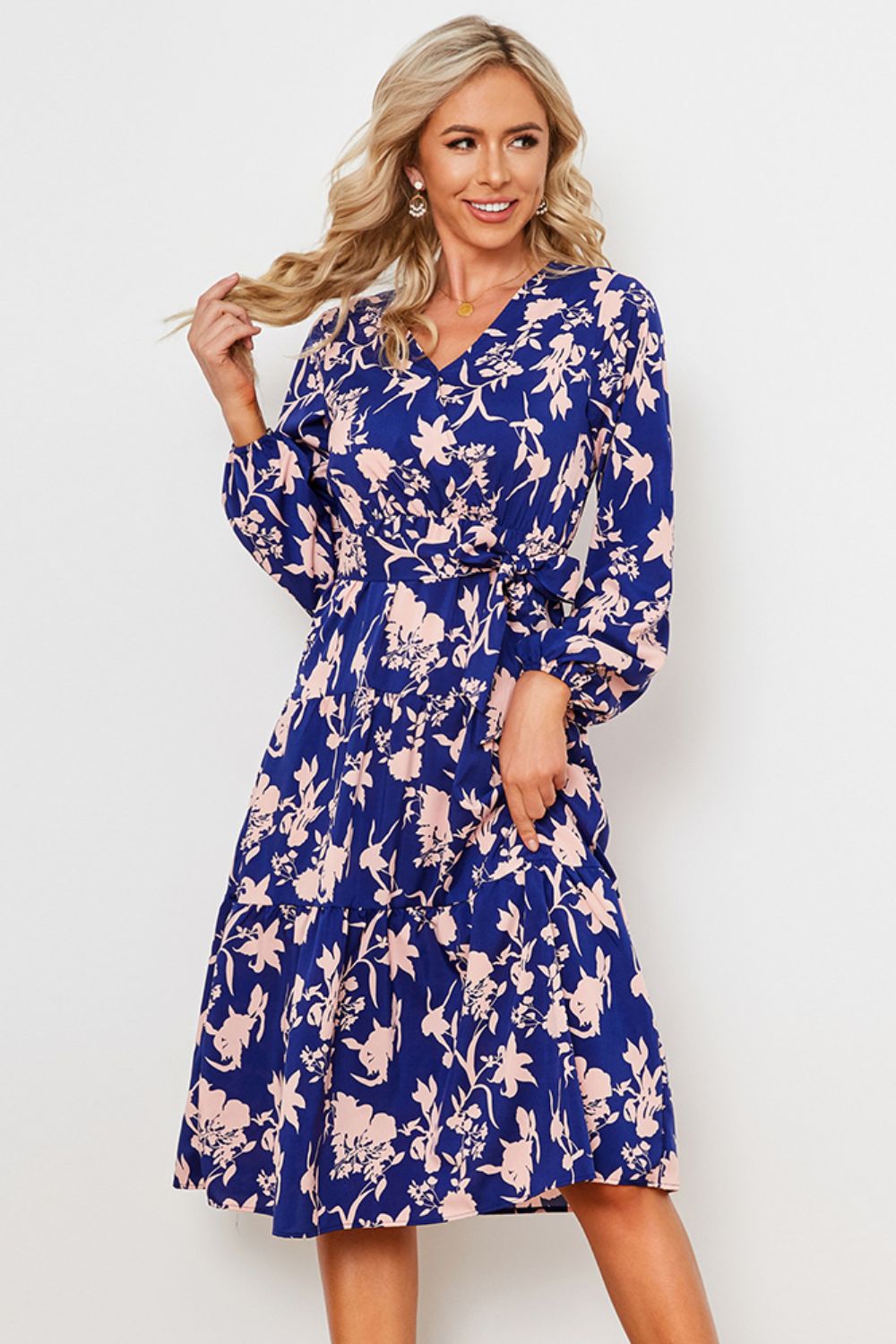 Vestido midi con cinturón y estampado floral