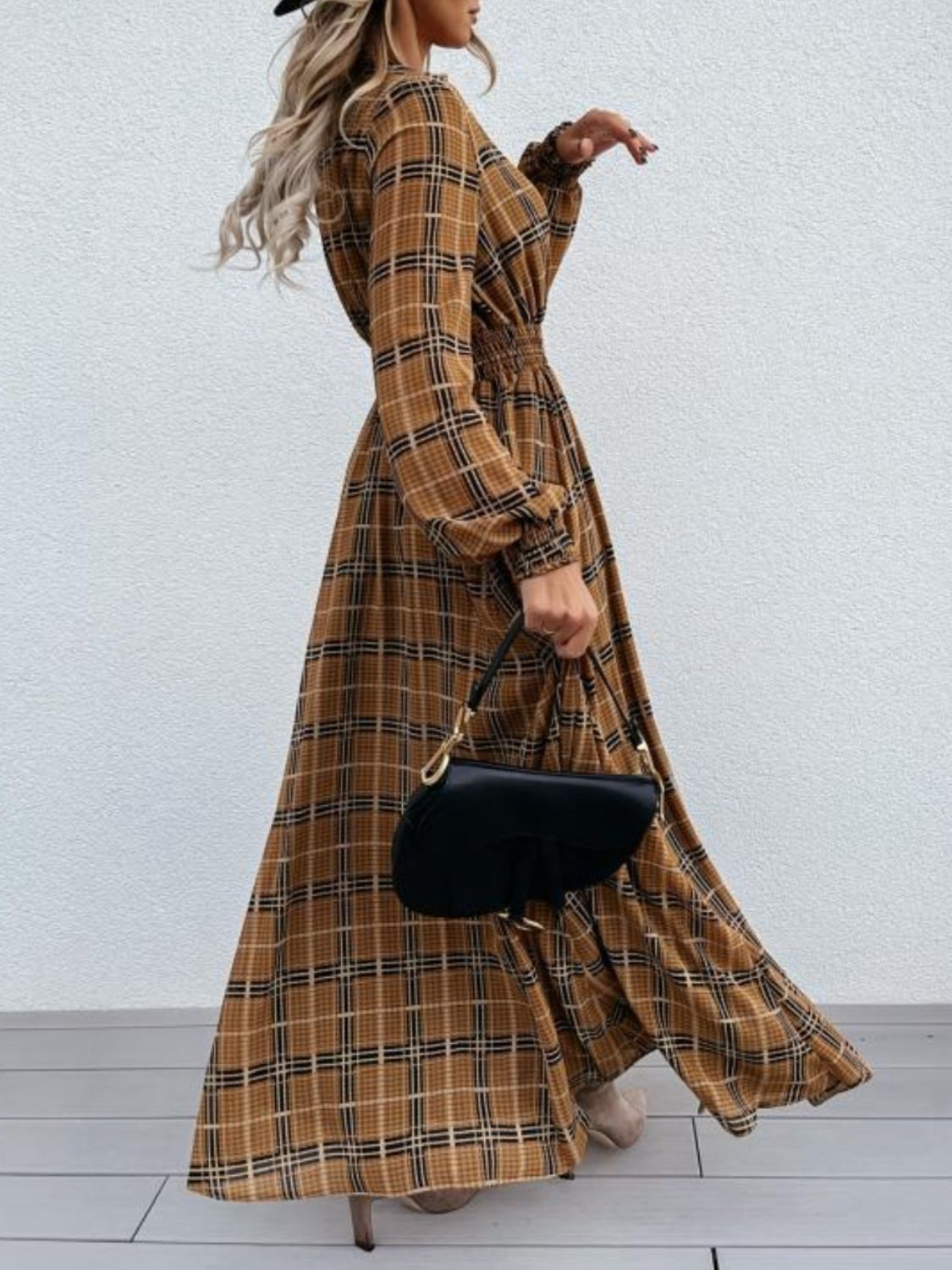 Vestido largo de manga larga con cuello anudado y cuadros con abertura