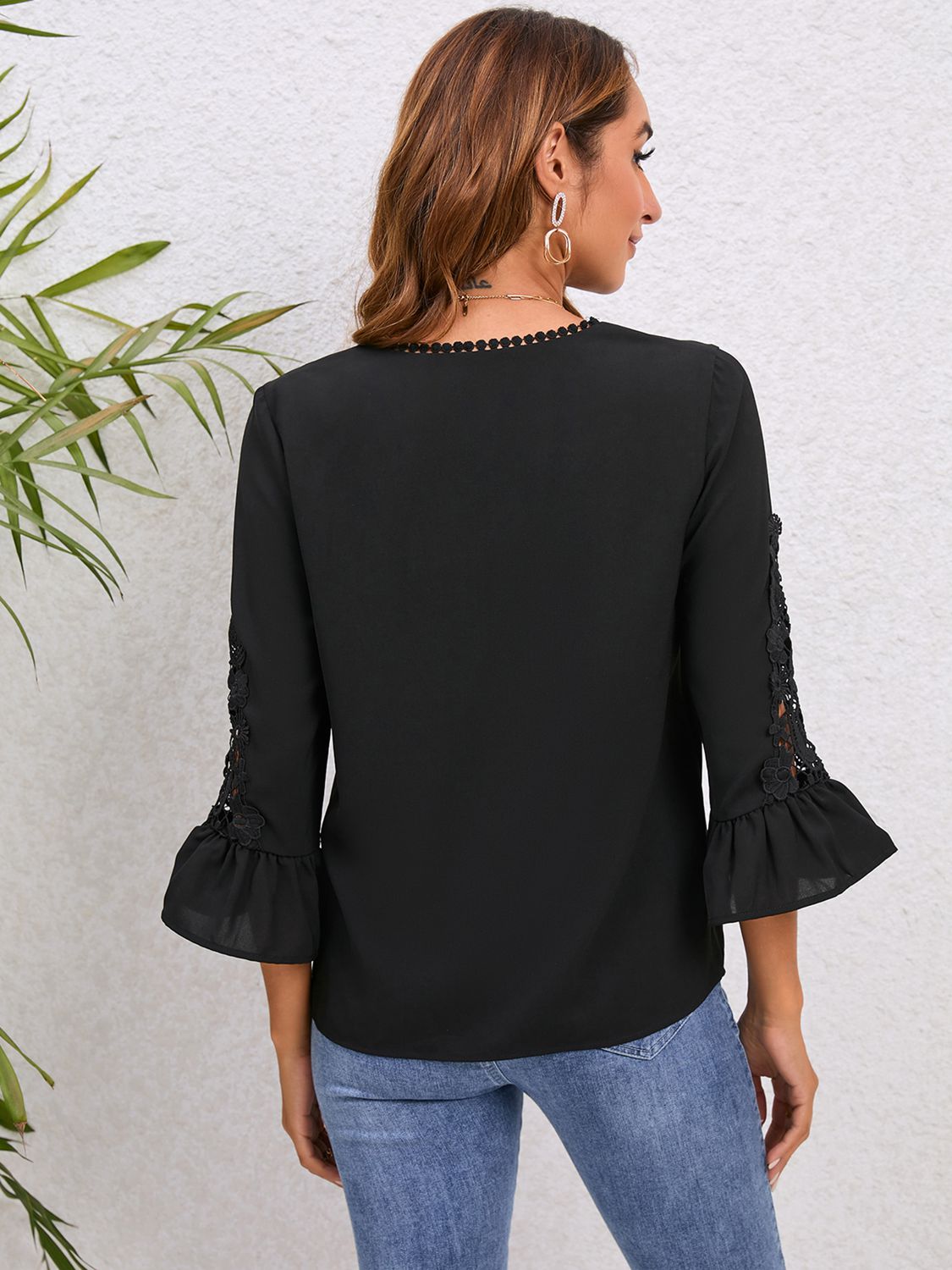 Blusa con escote en V, detalle de encaje y mangas con volantes