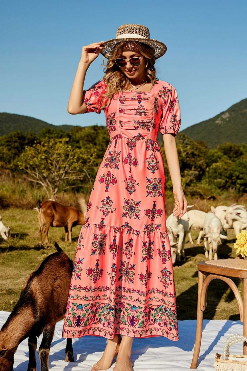 Vestido largo con capas y mangas abullonadas fruncidas con estampado floral