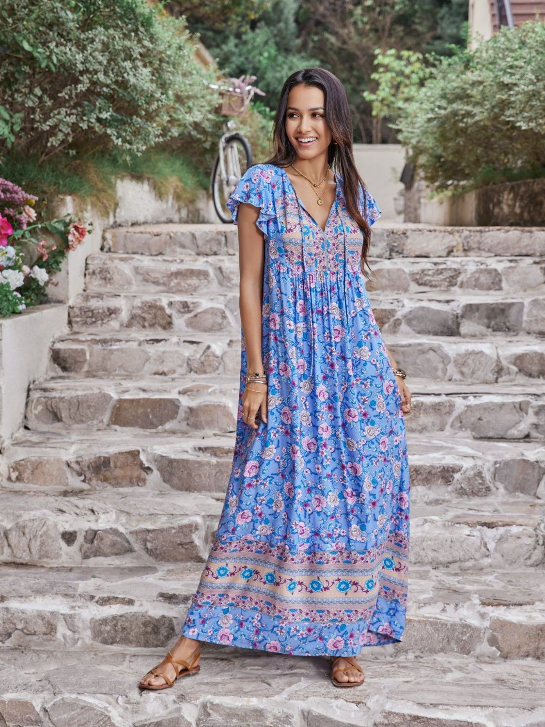 Vestido con cuello anudado, mangas cortas y estampado de volantes