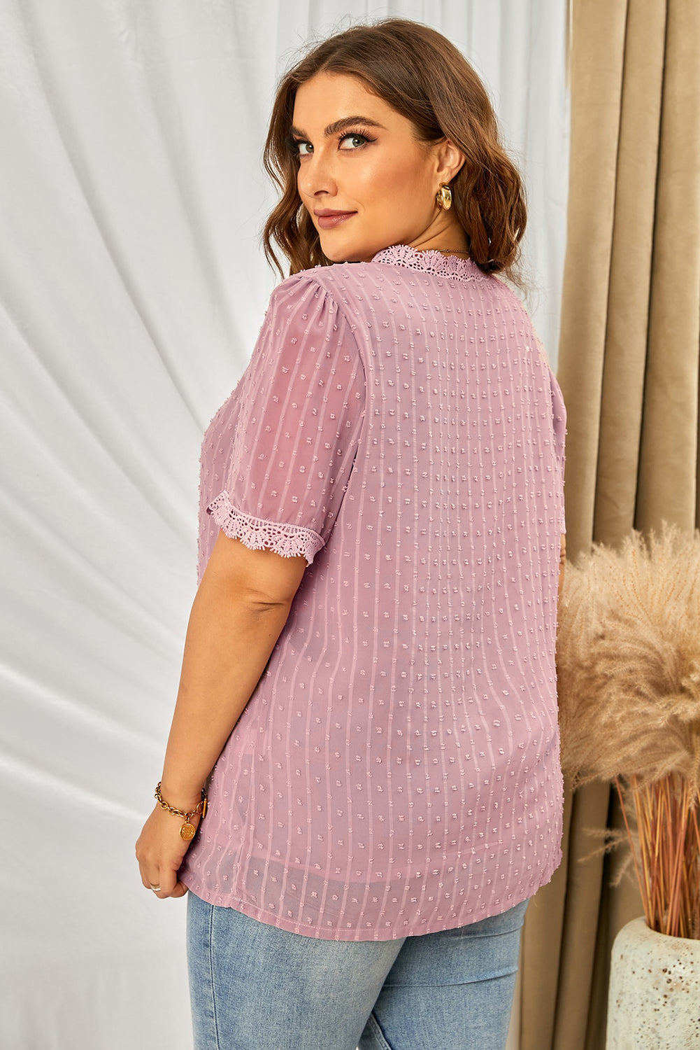 Blusa de encaje con escote en V y lunares suizos en talla grande