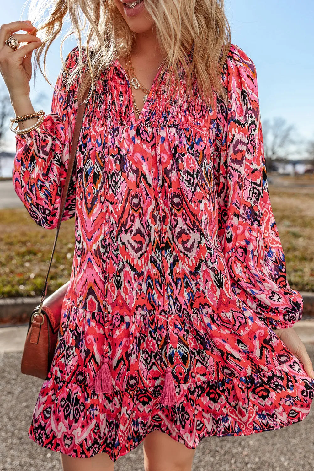 Vestido de manga larga con cuello anudado y estampado de borlas