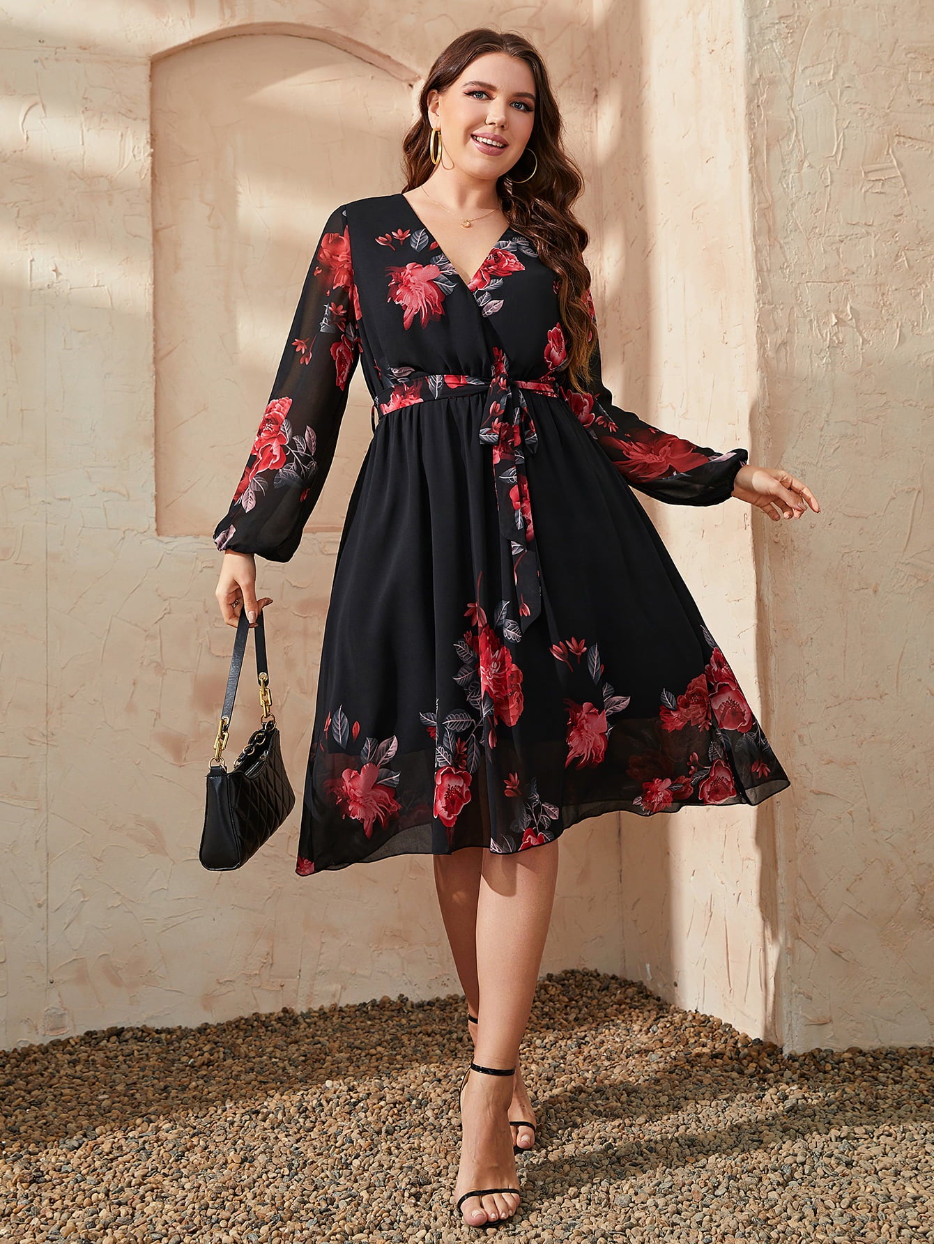 Vestido con lazo en la cintura y cuello cruzado con estampado floral en talla grande de Honey